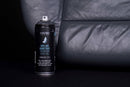 Lata do Spray MTN Vinyl and Fabric Paint em frente a um banco de automóvel.