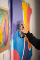 Pormenor de utilização de um Spray MTN Water Based na pintura de um mural interior.