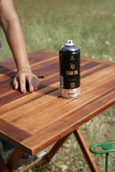 Lata de Spray Óleo Teca, da Montana Colors, concebido para a manutenção e renovação de madeiras e mobiliário de jardim.