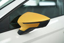 Pormenor de um retrovisor lateral pintado de amarelo com o Spray MTN PRO Revestimento Vinílico Multiusos (Multi-Purpose Vinyl Coating).
