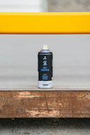 Superfície metálica pintada de amarelo após ter levado de forma prévia várias camadas do Spray Rust Converter, da Montana Colors. Trata-se de um spray conversor de ferrugem.