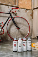 Latas de Spray da Tinta Multissuperfícies MTN WEPRO em frente de uma bicicleta pintada com as mesmas.