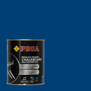 Lata da Tinta Ardósia da marca Pinturas Proa para a criação de um chalkboard na parede, sobre um fundo de cor AZUL ELÉTRICO.