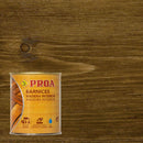 Lata do verniz para madeira de base aquosa da Proa sobre um fundo que replica a madeira de cor CASTANHO VELHO.