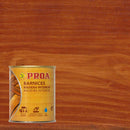 Lata do verniz para madeira de base aquosa da Proa sobre um fundo que replica a madeira de cor MOGNO.