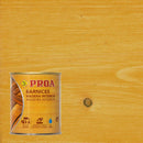 Lata do verniz para madeira de base aquosa da Proa sobre um fundo que replica a madeira de cor PINHO.