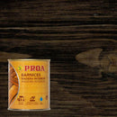 Lata do verniz para madeira de base aquosa da Proa sobre um fundo que replica a madeira de cor WENGÉ.