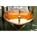 Parte da frente de um iate após ter sido tratado com o verniz marinho sintético para barcos da marca Pinturas Proa.