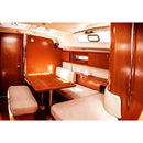 Madeiras interiores de um iate após terem sido tratadas com o verniz marítimo para barcos da Proa.