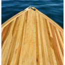 Convés de um iate após ter sido tratado com o verniz marítimo transparente brilhante para barcos da Proa.