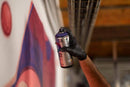Lata do Spray MTN Water Based da Montana Colors a ser segurada por um aplicador.